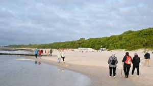 To największe uzdrowisko w Polsce. Ma wyjątkowy mikroklimat i lecznicze borowiny 