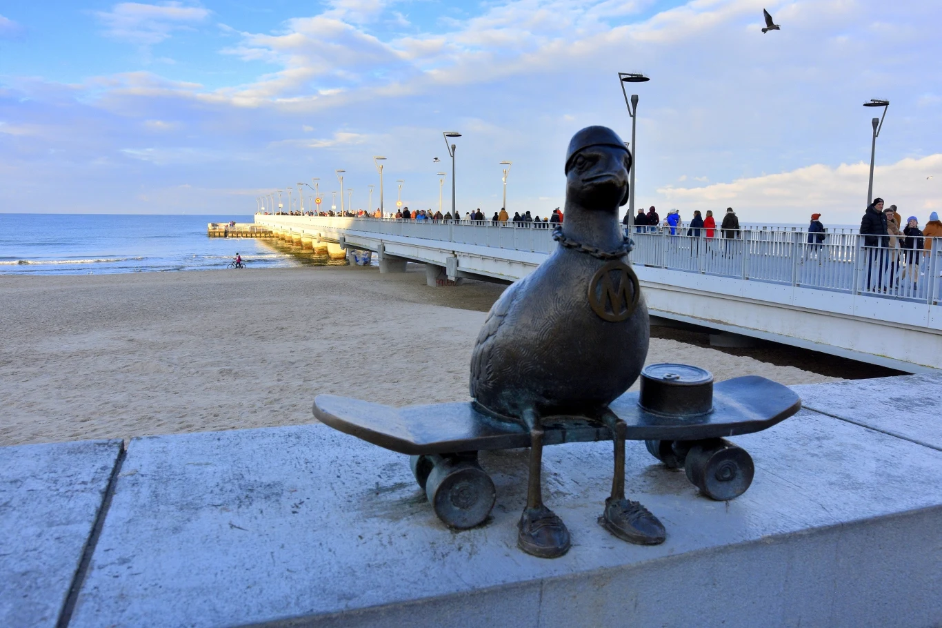 Kołobrzeg posiada liczne atrakcje, w tym spacer szlakiem mew o imieniu Marian.