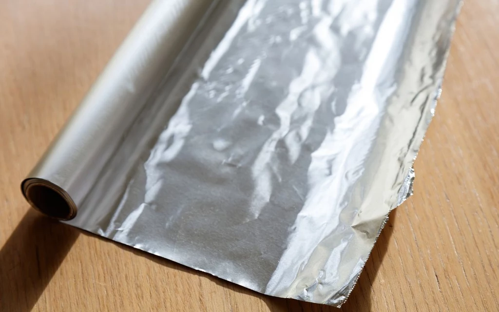 Gdzie wyrzucić folię aluminiową? Odpowiedź nie jest wcale taka oczywista Gdzie wyrzucić folię aluminiową? Odpowiedź nie jest wcale taka oczywista