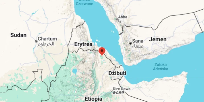 Mapa ukazująca region Afryki Wschodniej z oznaczeniem granic państwowych, głównymi miastami oraz regionem Morza Czerwonego, na środku zaznaczone terytorium Erytrei i sąsiadujące kraje, takie jak Sudan, Dżibuti, Etiopia oraz Jemen.