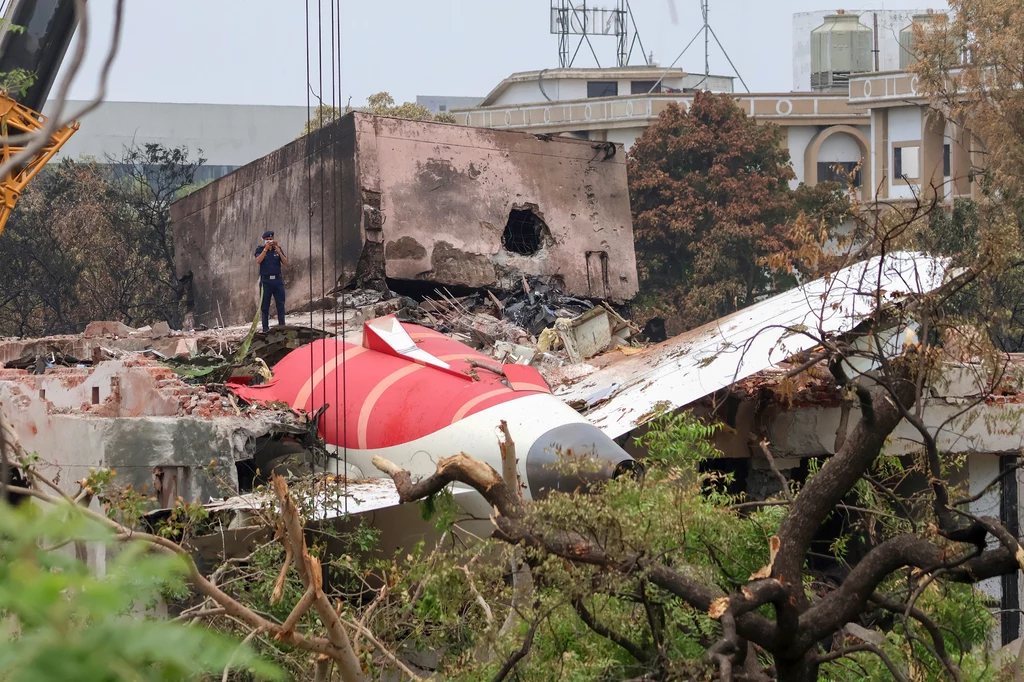 Szczątki dreamlinera linii Air India, który rozbił się w Ahmadabadzie Szczątki dreamlinera linii Air India, który rozbił się w Ahmadabadzie
