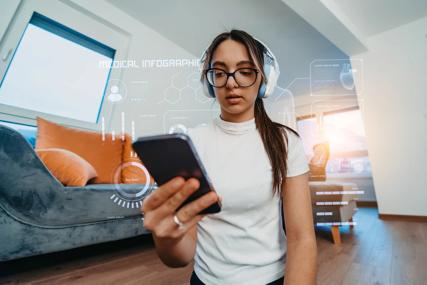 Eksperci ostrzegają: chatboty AI nie nadają się do terapii, mogą tylko zaszkodzić Młoda kobieta w okularach i słuchawkach siedzi w nowoczesnym wnętrzu, trzyma w dłoni smartfon, wokół niej widoczne są elementy wirtualnego interfejsu medycznego wyświetlone w formie hologramu.