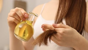 Olejowanie włosów może szybko je wzmocnić. Oto tani sposób na pielęgnację