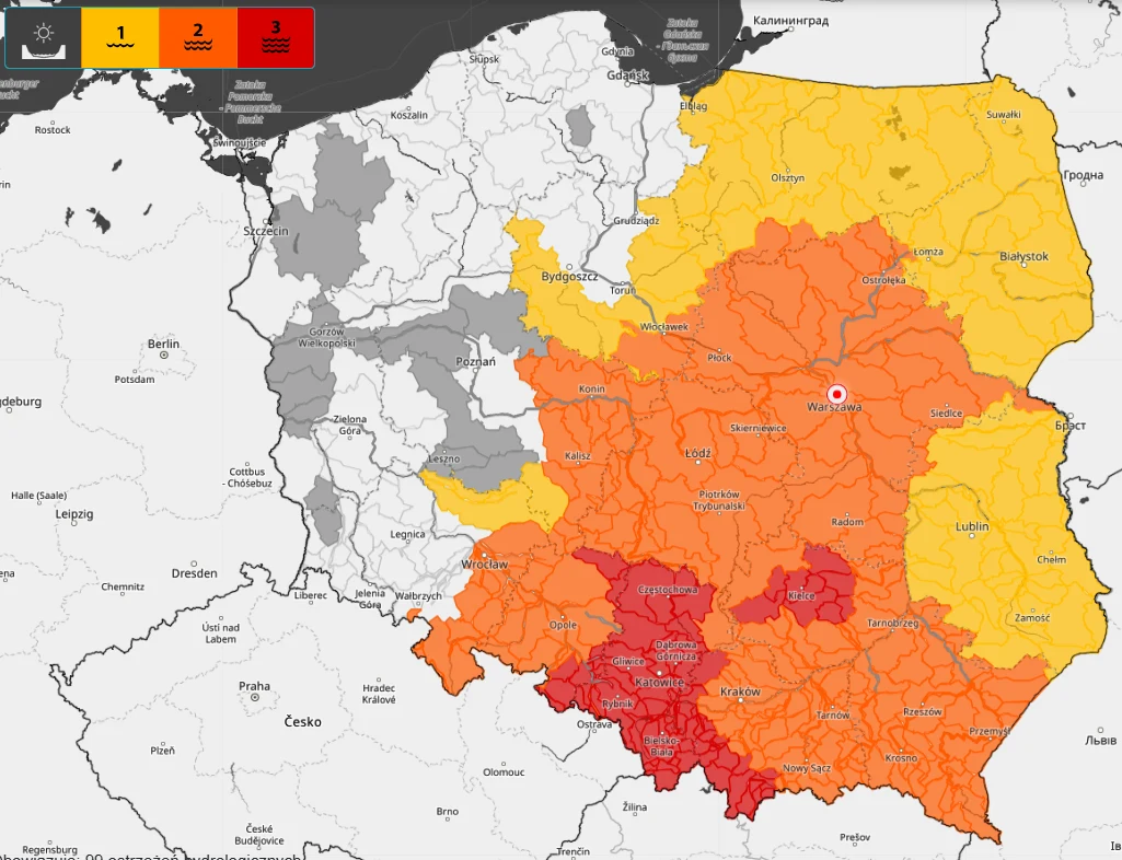 Kolorowa mapa Polski z zaznaczonymi granicami województw, na której różne regiony oznaczono kolorami od żółtego przez pomarańczowy do czerwonego, wskazując różny poziom zagrożenia lub skażenia powietrza, najwyższe wartości obejmują południowo-wschodnią...