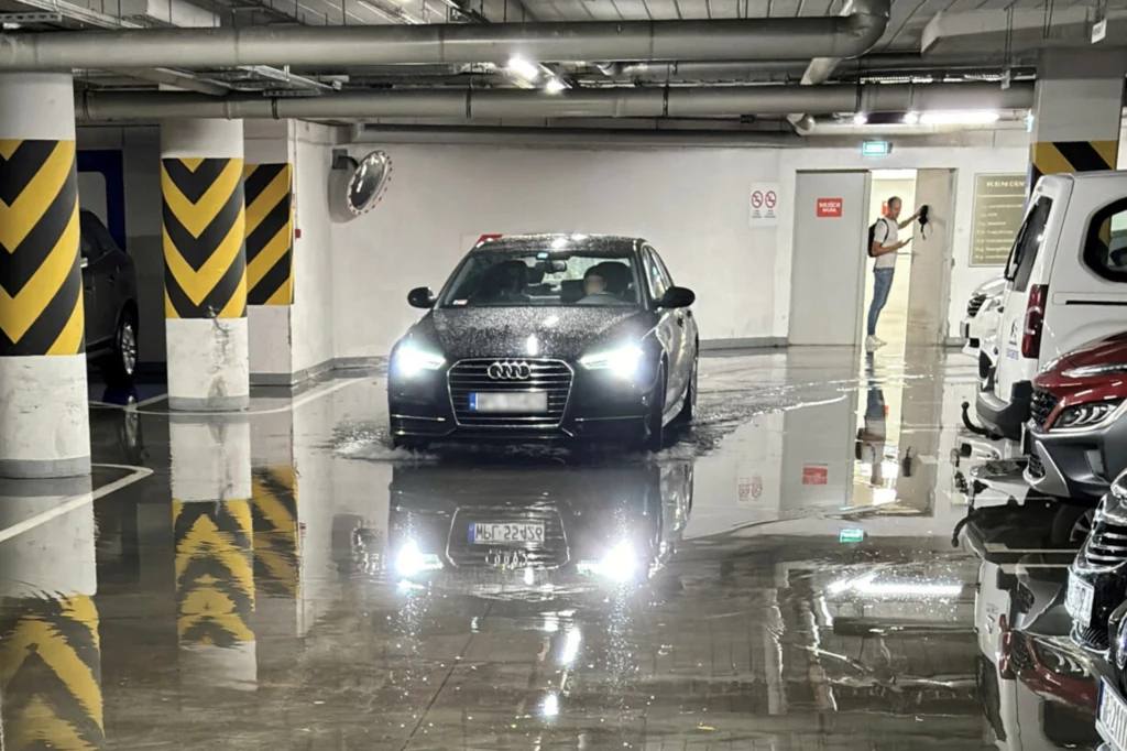 Policja zaapelowała do kierowców. Natychmiast wyprowadź auto z parkingu Policja zaapelowała do kierowców. Natychmiast wyprowadź auto z parkingu