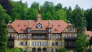 Kameralne miasteczko wśród gór. Sanatorium, park narodowy i ścieżki spacerowe 