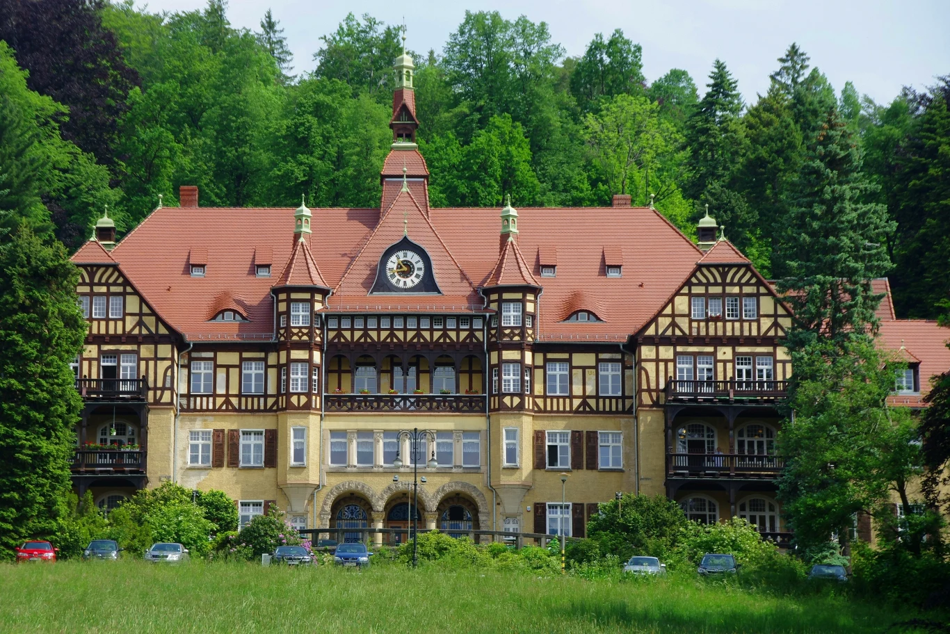 Kowary to malownicze miasteczko położone wśród gór. Oferuje zachwycające widoki, a także interesujące miejsca i atrakcje.