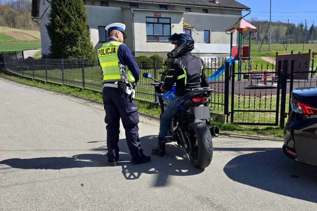 Najnowsze przepisy mają poprawić skuteczność walki z piratami drogowymi. Jeden zapis mógłby sprawić, że motocykliści byliby bezkarni. Najnowsze przepisy mają poprawić skuteczność walki z piratami drogowymi. Jeden zapis mógłby sprawić, że motocykliści byliby bezkarni.