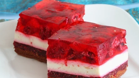Pyszne lekkie ciasto z malinowym musem świetnie sprawdzi się na letni deser 