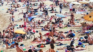 Turyści ryzykują mandaty i śpią na plażach w Barcelonie