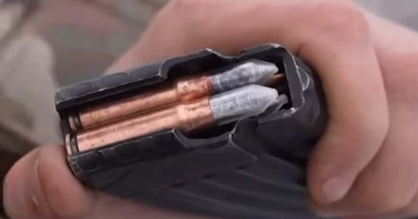 Inicjatywa Brave1 z kolejną innowacyjną technologią. To amunicja antydronowa Ręka trzymająca magazynek z widocznymi pociskami, zbliżenie ukazujące szczegóły amunicji i fragment dłoni.