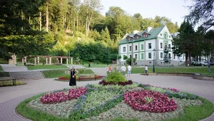 To najmniejsze miasto uzdrowiskowe w Polsce. Kuracjusze chwalą wody mineralne 