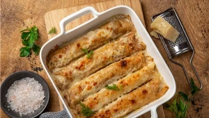 Zapiekane naleśniki to obiad, który można podać na imprezie z przyjaciółmi