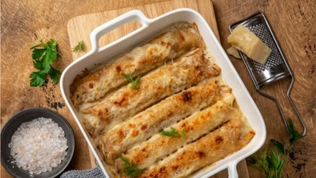 Zapiekane naleśniki to obiad, który można podać na imprezie z przyjaciółmi