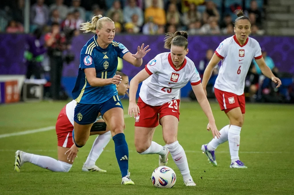 Polki w meczu ze Szwedkami na Euro Piłkarki reprezentacji Polski i Szwecji rywalizujące na boisku podczas meczu, skupienie i dynamika ruchu widoczne w akcjach zawodniczek walczących o piłkę.