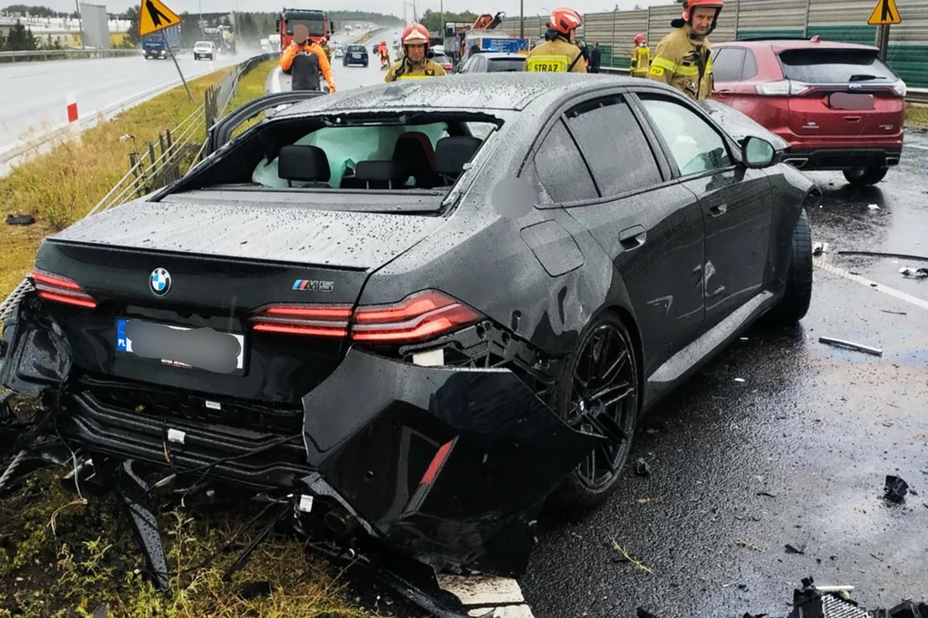 Karambol na trasie S8. BMW M5 doszczętnie zniszczone | Fot. Komenda Powiatowa PSP w Wołominie Karambol na trasie S8. BMW M5 doszczętnie zniszczone | Fot. Komenda Powiatowa PSP w Wołominie