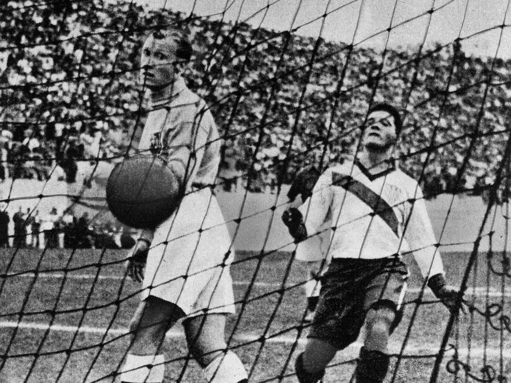 Joe Gaetjens po pokonaniu angielskiego bramkarza w czasie mundialu w 1950 roku Joe Gaetjens po pokonaniu angielskiego bramkarza w czasie mundialu w 1950 roku