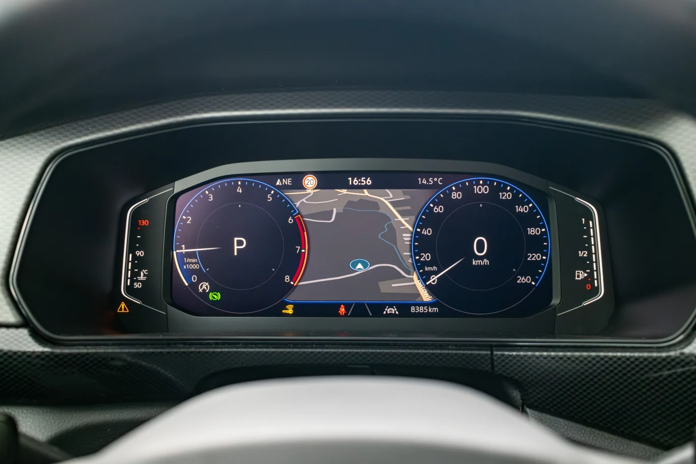 Wygląd cyfrowych zegarów, w przeciwieństwie do kilku modeli konkurencji, można personalizować na kilka sposobów. Cyfrowy panel zegarów samochodowych z wyświetlanym na środku ekranem nawigacji GPS, wskaźnikiem prędkości po prawej stronie oraz wskaźnikiem trybu jazdy po lewej. Otaczające elementy mają nowoczesny, czytelny design.