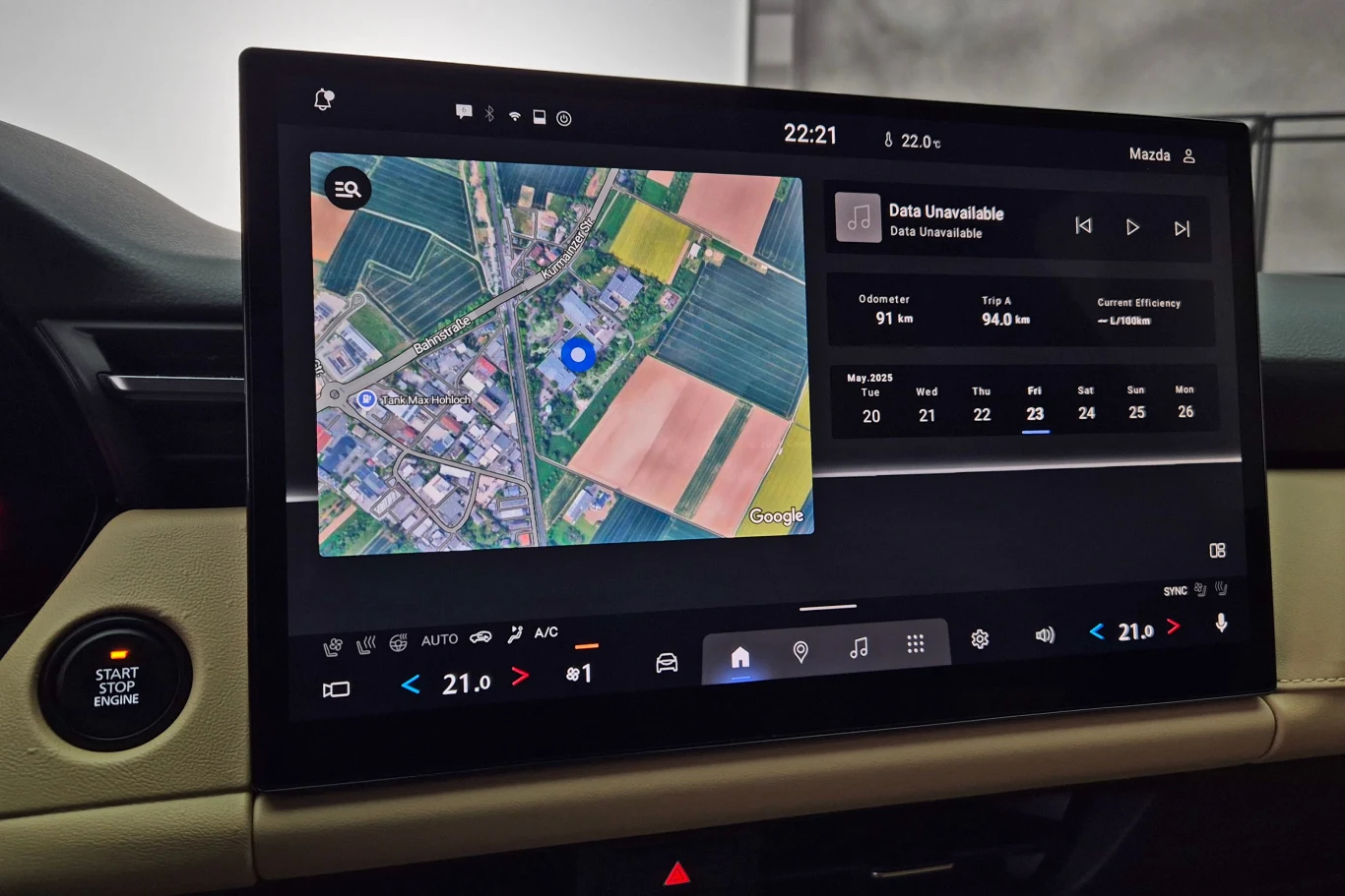 W topowej wersji system multimedialny ma ekran o przekątnej 15,6 cala Kolorowy ekran dotykowy samochodowego systemu multimedialnego wyświetlający mapę satelitarną Google, statystyki dotyczące jazdy oraz cyfrowy panel sterowania klimatyzacją i danymi pojazdu.