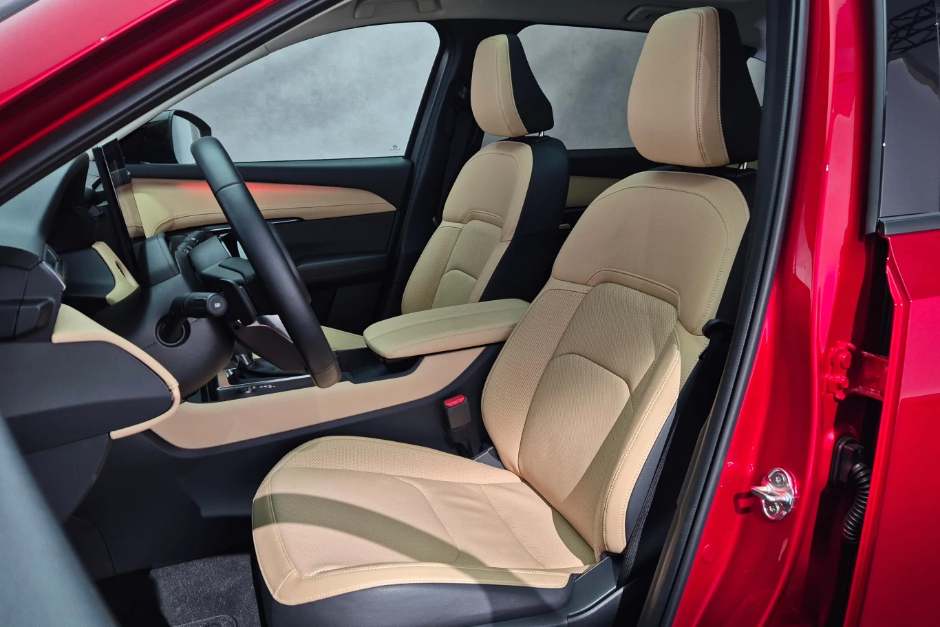 Tapicerka z naturalnej skóry robi dobre wrażenie, ale dostaniemy ją tylko w topowej wersji Nowoczesne, przestronne wnętrze samochodu z jasnymi skórzanymi fotelami, widok z otwartych drzwi na przednie siedzenia i minimalistyczną deskę rozdzielczą.