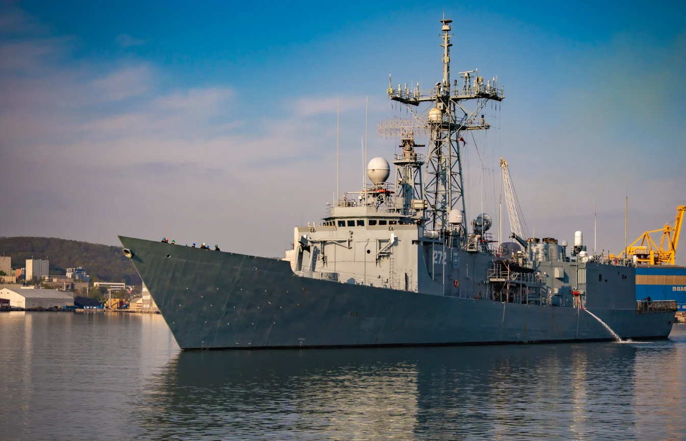 Polska posiada obecnie dwie fregaty. Zwodowano je w 1978 i 1979 roku Okręt wojenny cumujący w porcie, na tle budynków portowych i nabrzeża, otoczony spokojną wodą pod jasnym niebem.