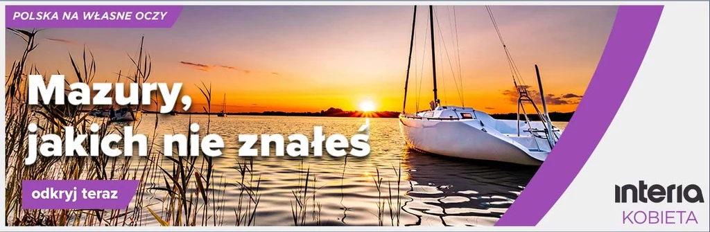 Poznaj Polskę Jacht zacumowany na jeziorze o zachodzie słońca, w tle pomarańczowe niebo nad wodą, na pierwszym planie znajdują się trzciny, całość utrzymana w spokojnej, relaksującej atmosferze.
