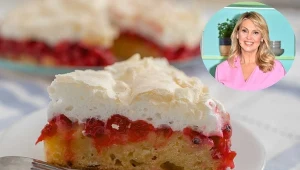 Przepis Ewy Wachowicz na ciasto porzeczkowe. Zdobi je wierzch delikatny jak chmurka