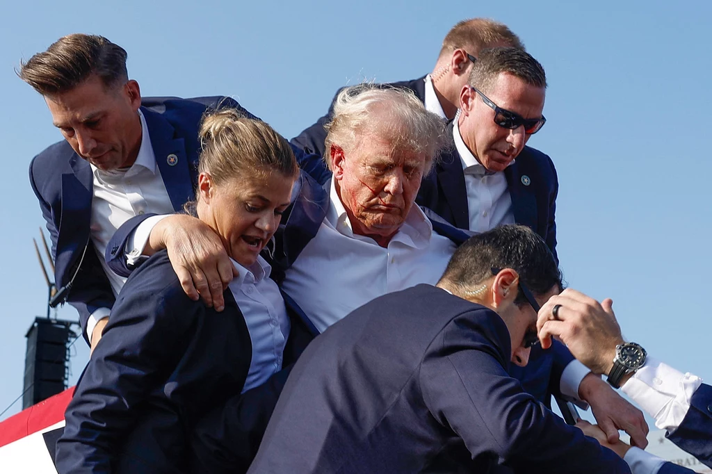 Ranny Donald Trump otoczony agentami Secret Service po próbie zamachu na jego życia w Butler Ranny Donald Trump otoczony agentami Secret Service po próbie zamachu na jego życia w Butler