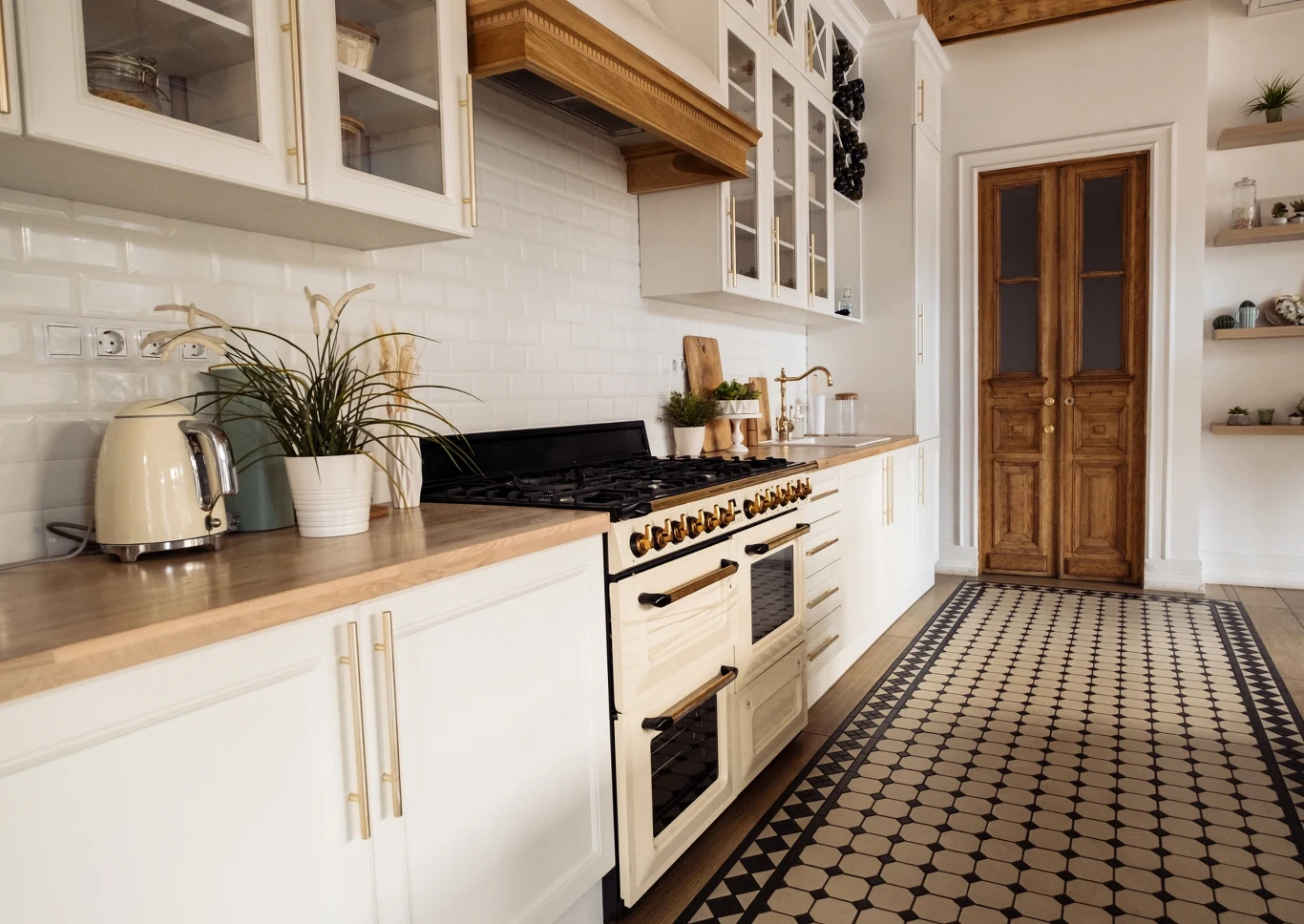 Jakie są najlepsze sposoby na urządzenie wąskiej kuchni? 