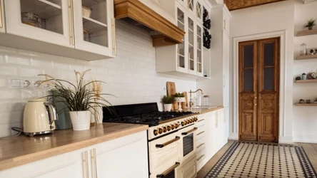 Jakie są najlepsze sposoby na urządzenie wąskiej kuchni? 