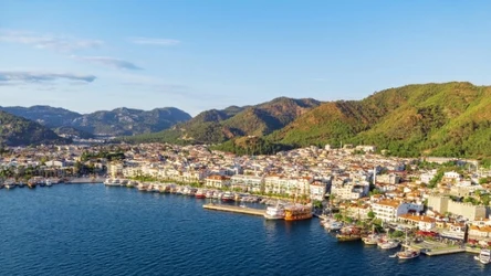 Marmaris to rajski kurort w Turcji, do którego chętnie wybierają się polscy turyści. Z czego słynie?