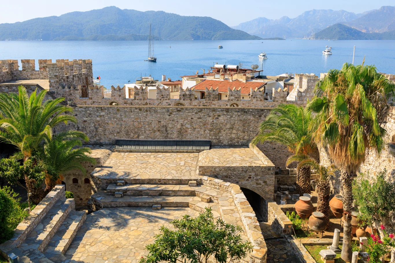 Jedną z głównych atrakcji Marmaris jest tutejszy Zamek Marmaris, z którego można podziwiać zachwycające widoki. Jedną z głównych atrakcji Marmaris jest tutejszy Zamek Marmaris, z którego można podziwiać zachwycające widoki.