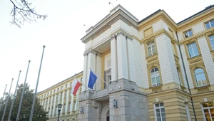 Akcja służb przed Kancelarią Premiera. "Pojawiła się kobieta z kanistrem"