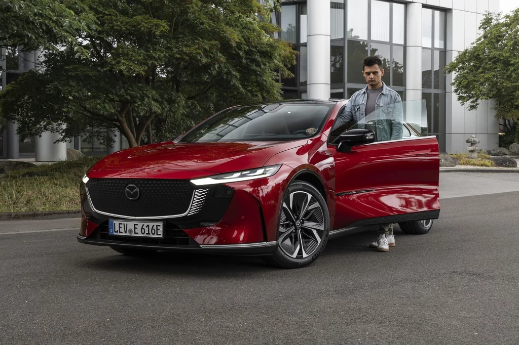 Nowa Mazda 6e to elektryczna interpretacja modelu uwielbianego przez Polaków. Ceną może zamieszać na rynku. Nowa Mazda 6e to elektryczna interpretacja modelu uwielbianego przez Polaków. Ceną może zamieszać na rynku.