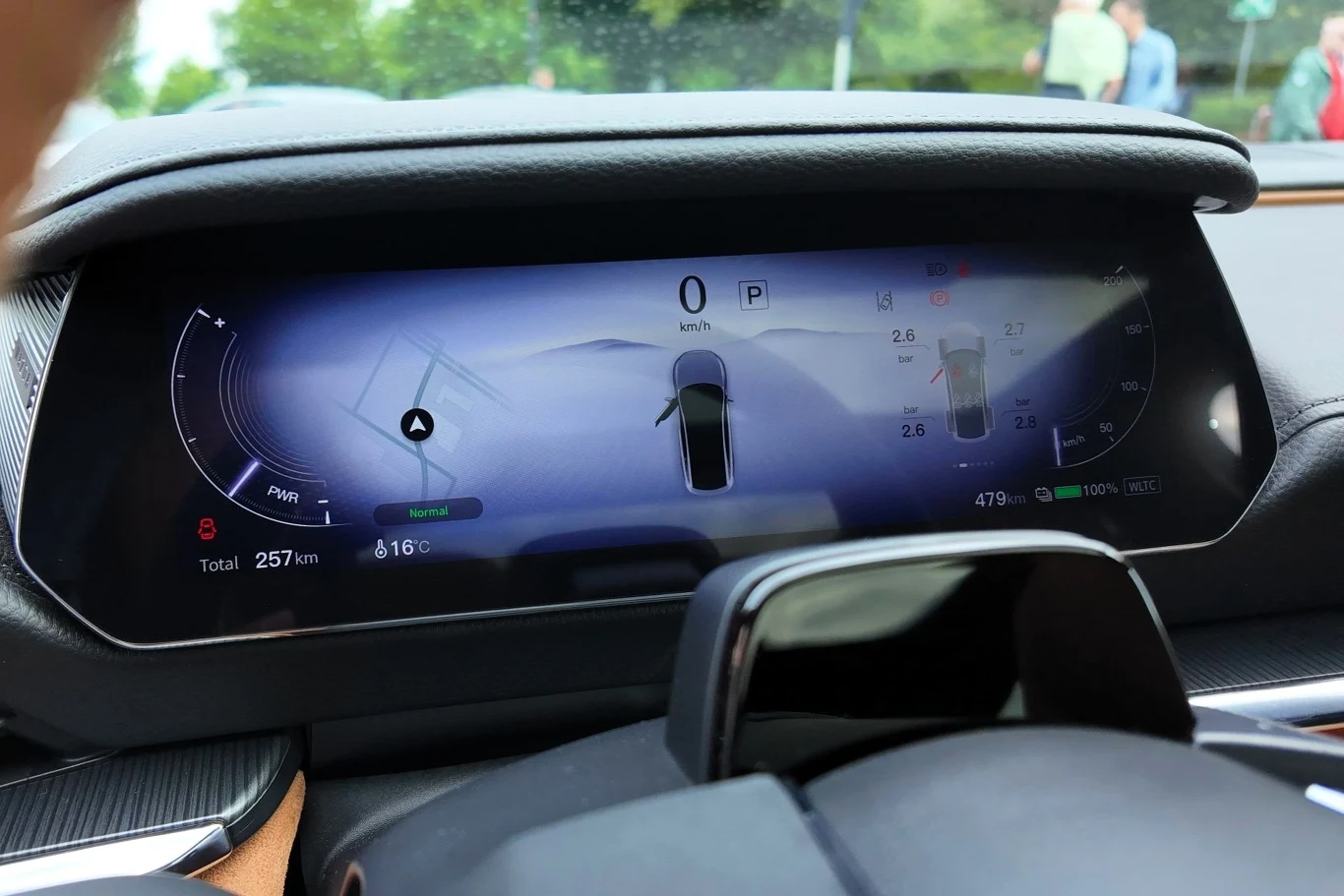 Przed kierowcą znajduje się bardzo czytelny, choć zawierający dużo informacji, 10,2-calowy wyświetlacz. Cyfrowy kokpit samochodu z wyświetlaczem pokazującym prędkość, informacje o stanie pojazdu, zużyciu paliwa, zasięgu oraz aktualnej temperaturze zewnętrznej. Widoczne także elementy nawigacji GPS.