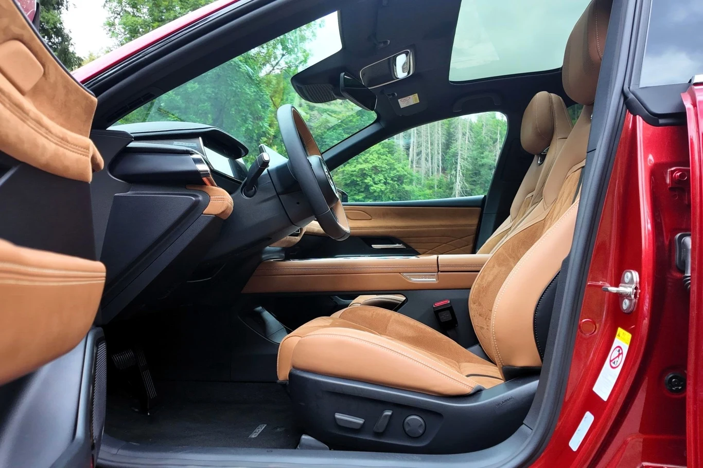 Już w standardowym wyposażeniu Mazda 6e oferuje m.in. podgrzewanie i wentylację foteli przednich. Luksusowe wnętrze samochodu z wygodnymi, skórzanymi siedzeniami w kolorze karmelowym, nowoczesną deską rozdzielczą oraz dużymi oknami wpuszczającymi naturalne światło.