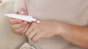 Maść z witaminą A to popularny środek na problemy skórne. Choć bez recepty, nie jest dobra dla każdego