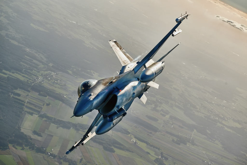 W związku ze zdarzeniem zaalarmowano bazę lotniczą w Szawlach na Litwie, w której w ramach misji NATO Air Policing do końca lipca stacjonują polskie F-16