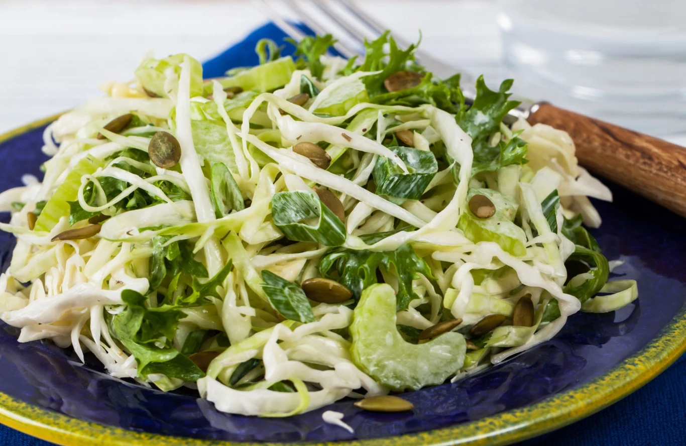 Seler naciowy świetnie pasuje do obiadowych surówek i sałatek Seler naciowy świetnie pasuje do obiadowych surówek i sałatek