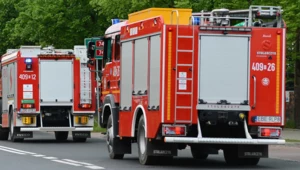 Kolumna straży pożarnej jedzie autostradą na sygnale. Czy można ją wyprzedzić?
