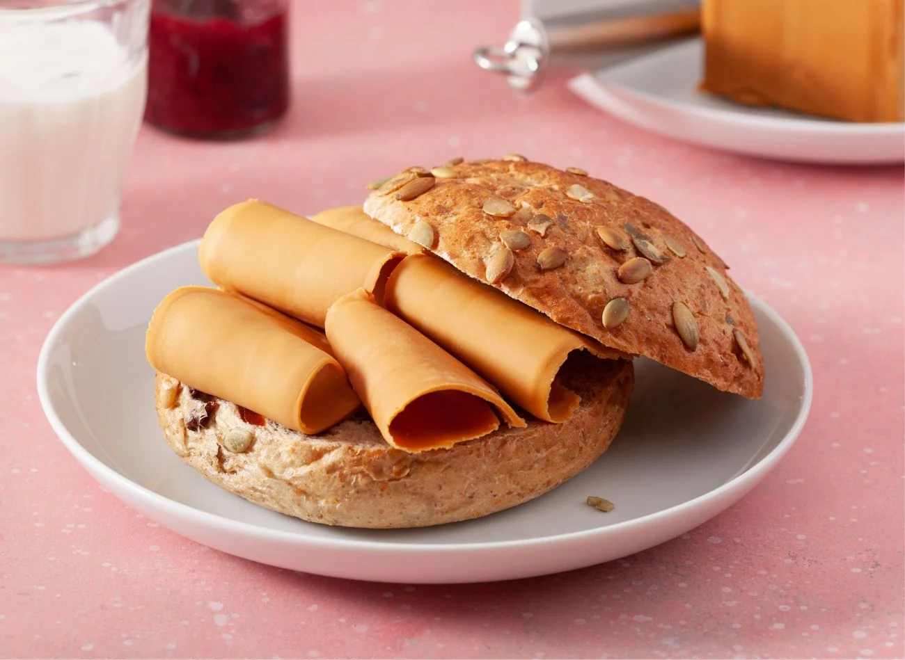 Norweski ser brunost, choć ma słodki smak, to zajadany jest na kanapkach Norweski ser brunost, choć ma słodki smak, to zajadany jest na kanapkach