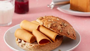 Brązowy ser o karmelowym, słodkim smaku. Przysmak z Norwegii