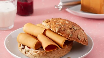 Norweski ser brunost, choć ma słodki smak, to zajadany jest na kanapkach