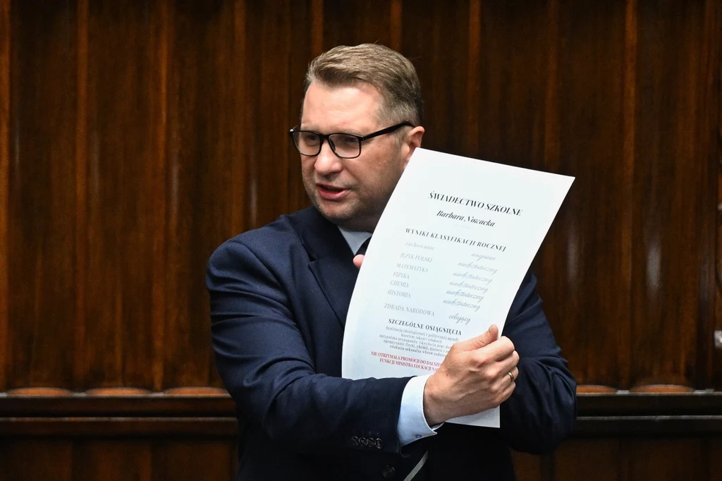 Poseł PiS Przemysław Czarnek przygotował "świadectwo" dla minister edukacji Barbary Nowackiej