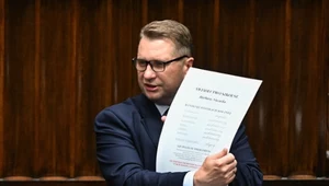 "Celujący za zdradę". Czarnek wręczył Nowackiej "świadectwo szkolne"