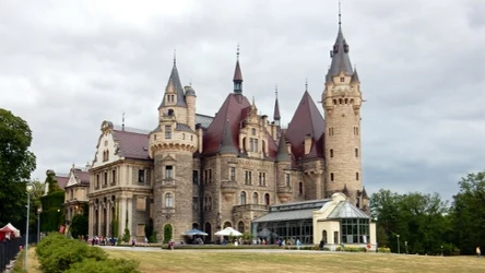 Zamek w Mosznej onieśmiela swoim pięknem.