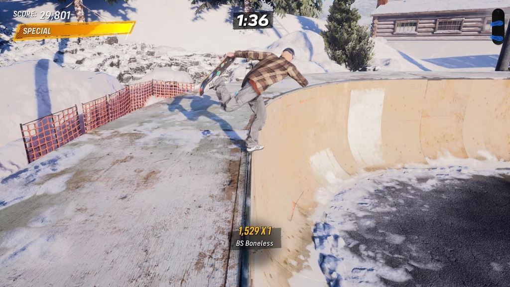 Tony Hawk's™ Pro Skater™ 3 + 4 Mężczyzna wykonujący trik na deskorolce na rampie w zimowej scenerii, wokół śnieg, betonowa niecka oraz fragment barierki ochronnej.