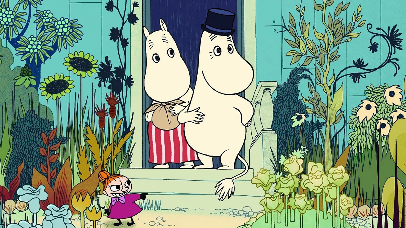 Jak miała na imię Mama Muminka? Odpowiedź zaskakuje Dwie postacie muminków stoją na schodach domu w otoczeniu bujnej roślinności, obok nich mała postać w czerwonej sukience rusza energicznie w stronę ogrodu