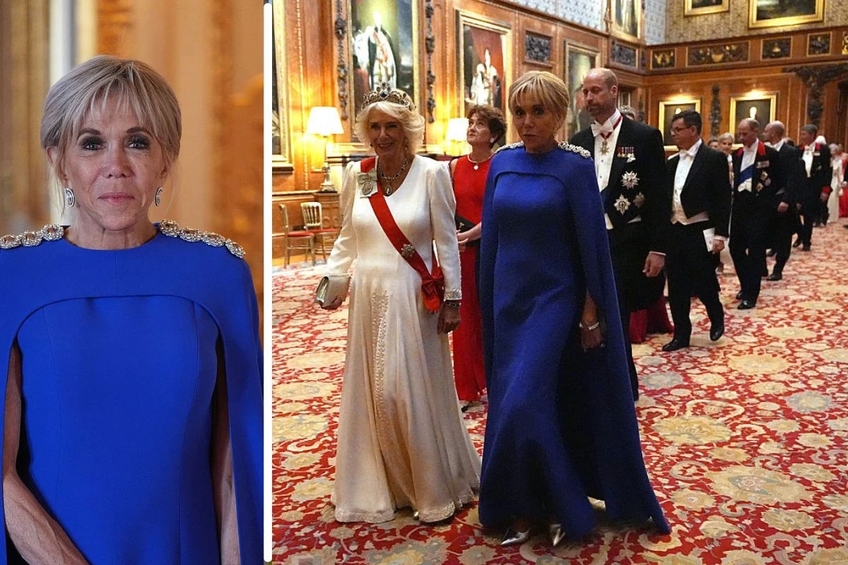 Kobieta w eleganckiej, niebieskiej sukni z ozdobnymi ramionami uczestniczy w uroczystym wydarzeniu w luksusowych wnętrzach, otoczona innymi gośćmi ubranymi w galowe stroje, na ścianach widoczne portrety i bogate dekoracje.