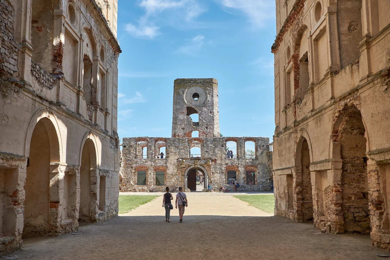 Zamek Krzyżtopór jest jednym z najpiękniejszych w Polsce. To niemal obowiązkowy punkt na trasie do Sandomierza.